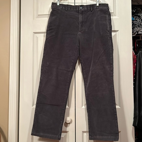 Roundtree & Yorke Other - Roundtree & Yorke - 36 x 32 Gray Straight Leg Corduroys.
In good condition